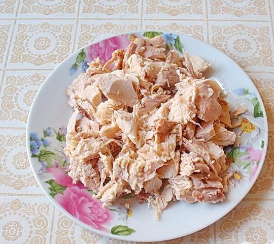 1. Этап. Салат из капусты с курицей и редисом: 1. Промываем куриную грудинку и минут на сорок пять-пятьдесят ставим ее отвариваться с лавровым листом и перцем, добавим туда еще корешки и луковицу. Когда мясо сварится, даем ему остыть прямо в бульоне, а затем очистим от кожицы и отделим мясо от костей. Крупными кубиками нарезаем мясо.