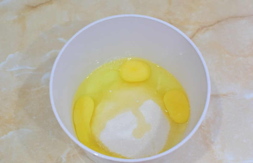 1. Этап. Медовик с малиной: Отдельно смешайте яйца с сахаром.