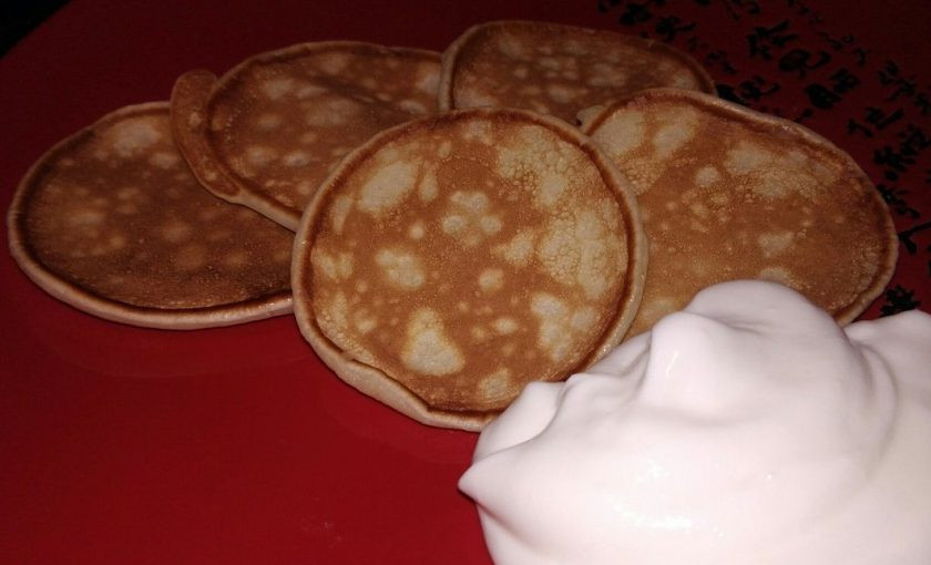 1. Этап. Панкейки на кефире 2,5%: 5. Подавайте их со сметаной, сгущенкой, джемом, топпингом или любыми добавками по вашему вкусу.