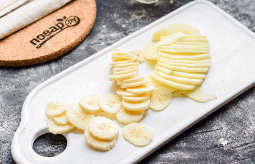 1. Этап. Блинчики с яблоком и бананом: Почистите банан и яблоко, нарежьте тонкими кусочками.