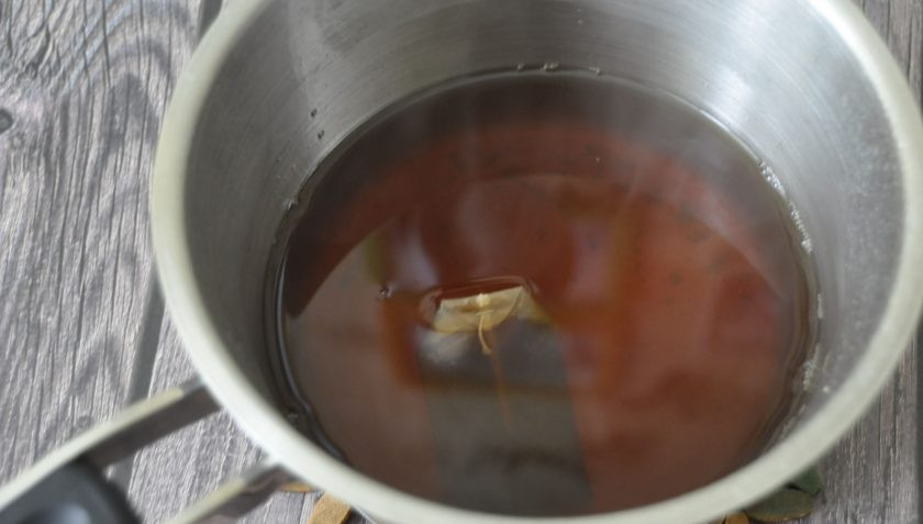 1. Этап. Шпроты из корюшки в домашних условиях: Подготовьте рассол, для этого вскипятите 0,5 литра воды, положите соль, сахар, пакетик черного чая с бергамотом, жидкий дым. Дайте настояться и охладиться до комнатной температуры.