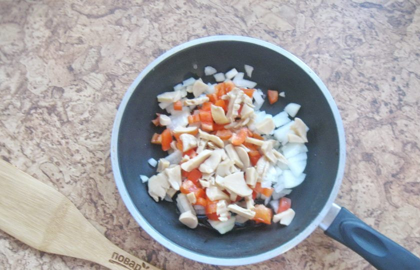 1. Этап. Баклажаны по-турецки: Шампиньоны мелко нарежьте и также выложите в сковороду. У меня были консервированные грибы.