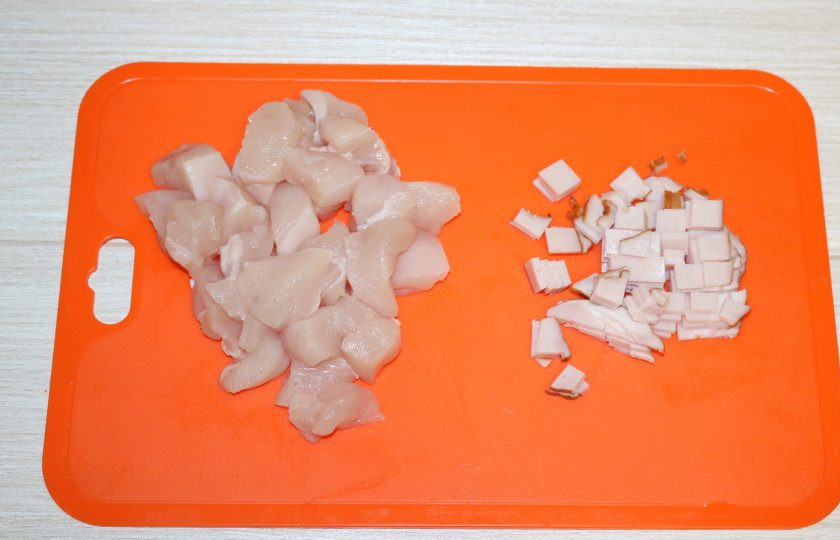 1. Этап. Фаршированные ананасы: Куриную грудку и ветчину нарежьте кубиками.