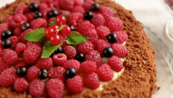 1. Этап. Шоколадный медовик Спартак: 9. Из обрезков коржа сделайте крошку и притрусите бока и верх торта. Украсьте ягодами и дайте ему пропитаться пару часов.