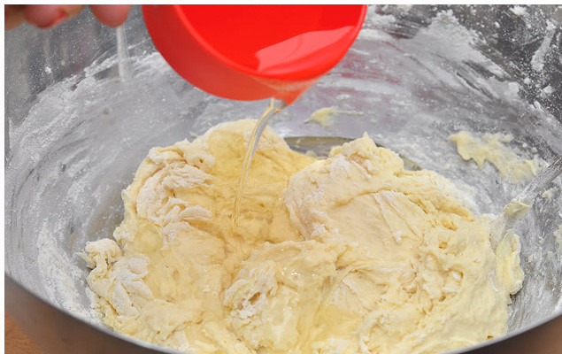 1. Этап. Рыбный пирог из песочного теста: 2. На этот раз решила попробовать приготовить из песочного теста. Замесите его по классическому рецепту (вместо сыворотки можно использовать обычную холодную воду). Иногда я добавляю в тесто немного сухих дрожжей, но это исключительно мой эксперимент.