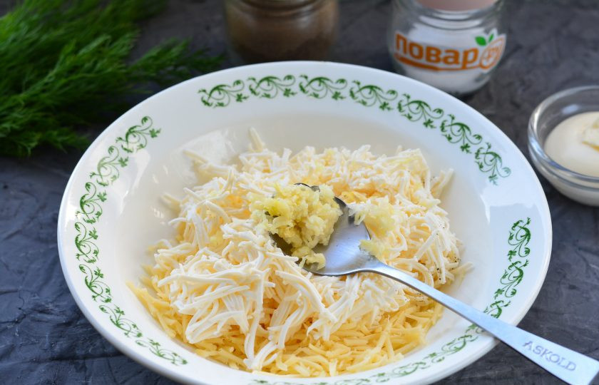 1. Этап. Сырный паштет: Натрите на мелкой терке чеснок и добавьте к сырной массе.