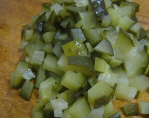 1. Этап. Салат Гнездо глухаря классический: 8. Кубиками нарезаем маринованный огурец