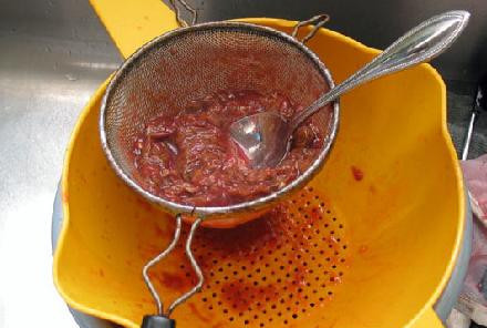 1. Этап. Виноградное желе: Процедите отвар через тонкую сетку. Оставьте до следующего дня.