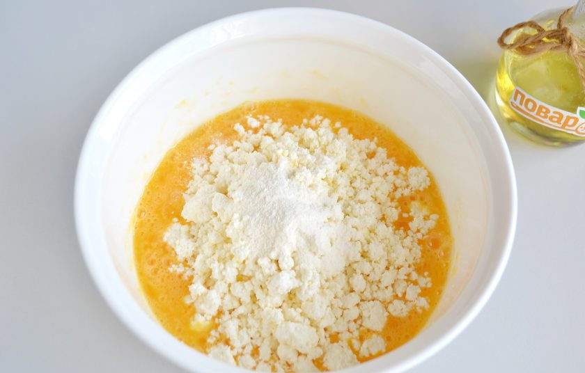 1. Этап. Манник с хурмой: 4. Добавьте творог, рахрыхлитель, ванильный сахар. Перемешайте, если хотите, чтобы крупинки творога не были видны, то пробейте массу блендером.