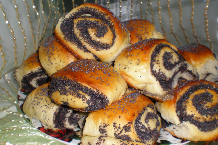 1. Этап. Булочки из слоеного дрожжевого теста: Смажьте верхушку каждой булочки взбитым яйцом. Выпекайте булочки в духовке 30 минут, температура 180 градусов.