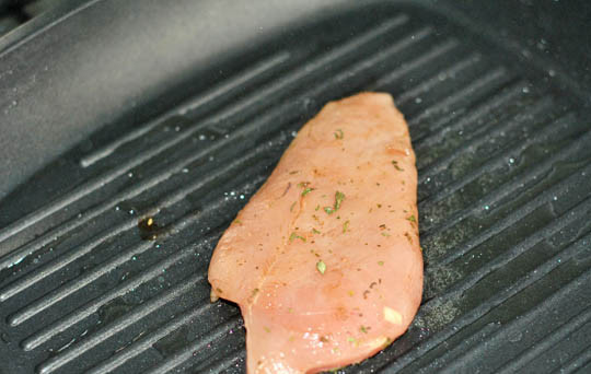 1. Этап. Бифштекс из куриной грудки: Грудка маринуется не больше 10 минут. Тем временем разогрейте сковороду-гриль, влив оливковое масло. Обжариваем грудку по 3 минуты с каждой стороны.