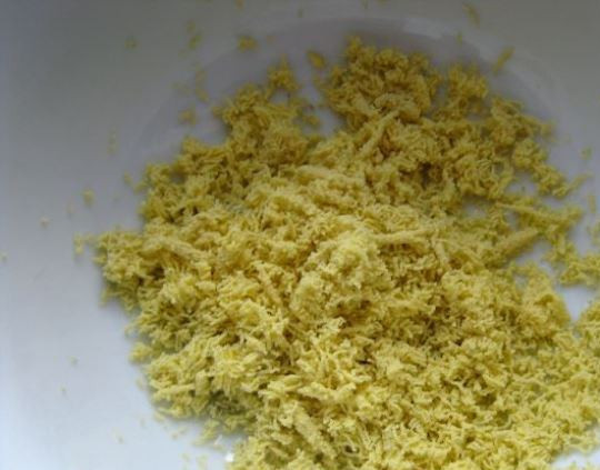 1. Этап. Заправка к салату: Желток протрите через сито.