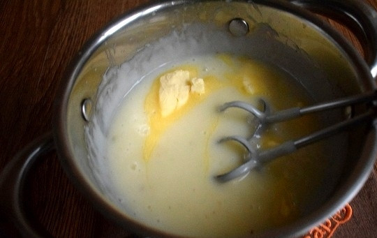 1. Этап. Медовое пирожное с начинкой: Добавьте размягченное масло по частям, каждый раз хорошо размешивая крем. Поставьте остужаться в прохладное место.