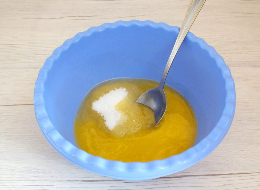 1. Этап. Кексы с персиками: В чаше смешайте растопленное масло, сахар и соль.