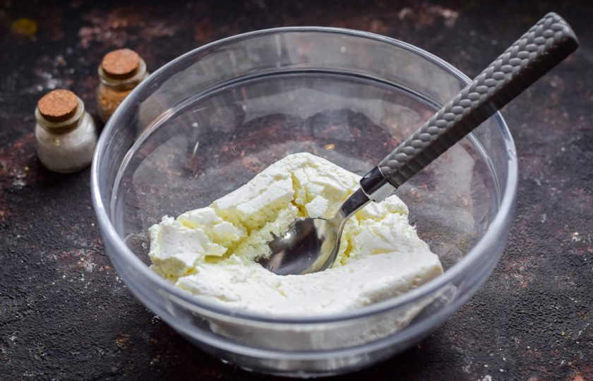 1. Этап. Творожная запеканка ПП: Переложите творог в глубокую миску.