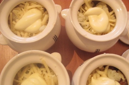 1. Этап. Горбуша в горшочках: Вливаем в каждый горшочек по пол стакана воды, сверху выкладываем натертый на крупной терке сыр, пару ложек майонеза (можете заменить сметаной). Солим и добавляем специи по вкусу, накрываем крышками. Горшочки ставим в холодную духовку и устанавливаем температуру 180 градусов, готовим пол часа. Вот, собственно говоря, и все, нам остается только разложить рыбу по тарелочка и подать к столу. Приятного аппетита!!!