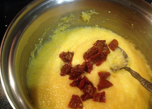 1. Этап. Полента с вялеными помидорами в беконе: 4. Добавляем вяленые помидоры. У меня свои помидоры, я их вялила с прованскими травами и поэтому не добавляю в поленту больше ничего. А вы можете добавить щепотку сушеного базилика, прованских или итальянских трав.