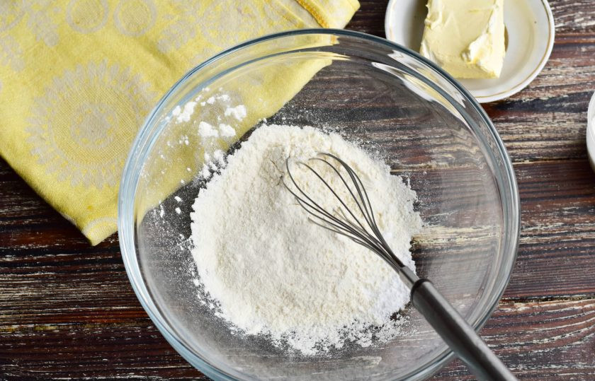 1. Этап. Классические валлийские кейки: В миске соедините соль, разрыхлитель и муку.
