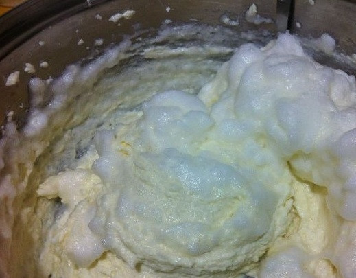 1. Этап. Творожник классический: 6. В творожную массу добавьте взбитые белки и мешайте по часовой стрелке.