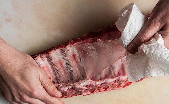 1. Этап. Ребра свиные на гриле: 3. И снимите ее.