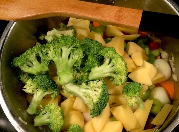 1. Этап. Куриный пирог в горшочке: 6. Добавьте сельдерей, картошку и брокколи, посолите и поперчите по вкусу, готовьте пару минут.