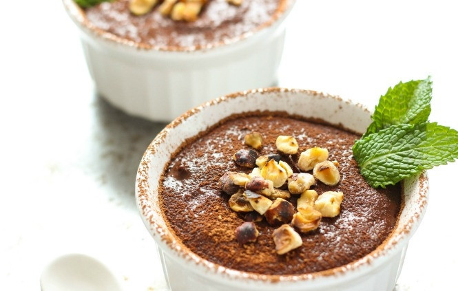 1. Этап. Рецепт полезного завтрака: Теперь разложите пудинг порционно, по желанию украсьте какао, листочками мяты. А сверху обязательно выложите орешки.