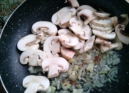 1. Этап. Салат Метелица: Разогрейте масло на сковороде. Лук измельчите, а грибы нарежьте тонкими ломтиками. Лук пассеруйте до прозрачности. Выложите поверх нарезанные грибы, добавьте соль, перец по вкусу и молотый мускатный орех, обжарьте до румяной корочки.