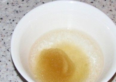 1. Этап. Творожный крем с желатином: Первым делом замочим желатин в холодной кипяченой воде.