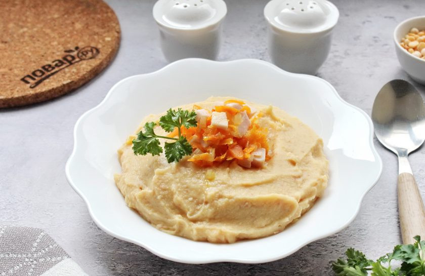 1. Этап. Гороховая каша по-английски: Гороховая каша по-английски готова. При подаче выложите на кашу порцию зажарки из лука, моркови и колбасы.