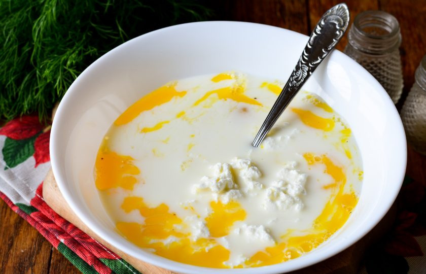 1. Этап. Омлет с творогом в духовке: Всыпьте творог и размешайте, чтобы не было комочков.