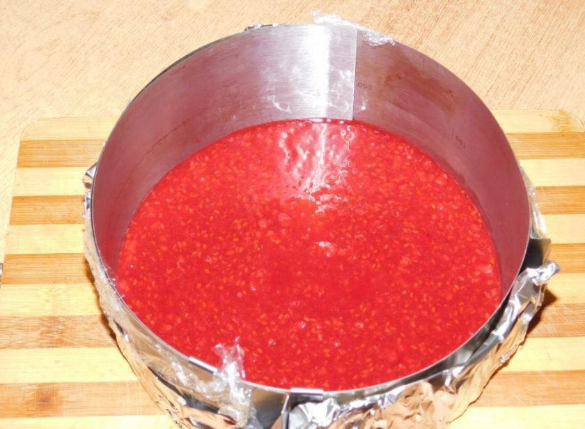 1. Этап. Торт Рандеву: Вылейте клубничную начинку в форму (диаметр 18 см.) и заморозьте.