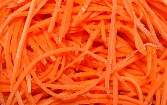 1. Этап. Гуляш из говядины в мультиварке: 3. Морковь чистим, натираем на крупную терку. Обжариваем вместе с мясом и овощами.