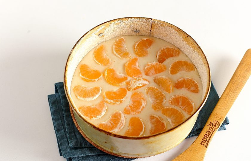 1. Этап. Мандариновый пирог: Сверху в любом порядке разложите мандариновые дольки.