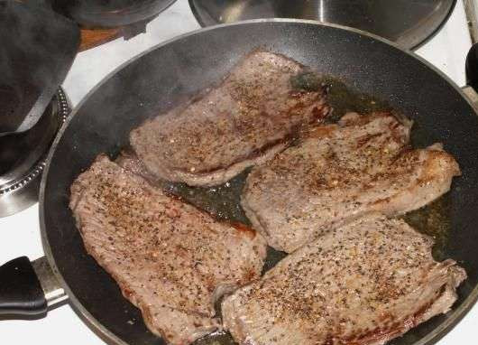 1. Этап. Жареный ломоть говядины: Мясо переверните и посыпьте приправами.