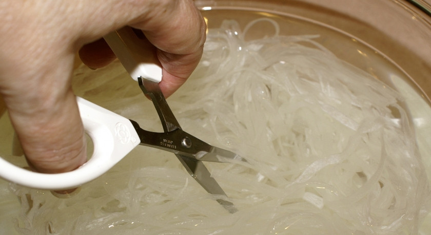 1. Этап. Лапша по-тайски со свининой: 4. Тем временем отварим лапшу, как указано на упаковке. Уже готовую лапшу разрезаем, чтобы были кусочки поменьше.