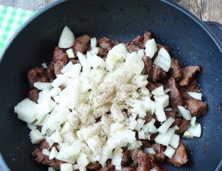 Гуляш из лосятины 1. Этап. Гуляш из лосятины: К мясу добавьте лук, посолите и поперчите по вкусу, готовьте пока лук не станет мягким.