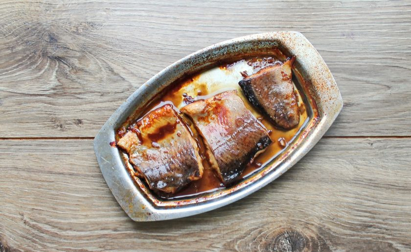 1. Этап. Форель в медово-соевом соусе: Форму с рыбой поставьте в горячую духовку и запекайте форель в медово-соевом соусе при температуре 180 градусов в течение 20 минут. Извлеките готовую форель, посыпьте кунжутом и подавайте к столу.