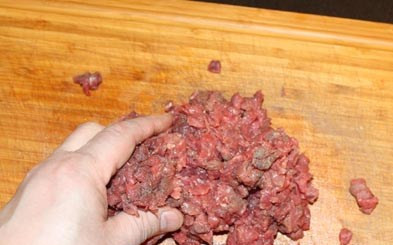 1. Этап. Бифштекс из фарша в духовке: Очень тщательно размять (не менее 5-7 минут) руками, как будто вы мнете тесто, чтобы волокна мяса начали слегка слепливаться между собой. Это очень важный этап! Если вы недостаточно хорошо помнете мясо сейчас, потом ваш бифштекс может развалиться!