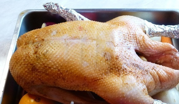 1. Этап. Гусь на луковой подушке: Птицу уложите на овощную 