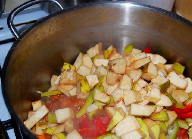 1. Этап. Кавказский суп из баранины: Положите в кастрюлю перец и айву.