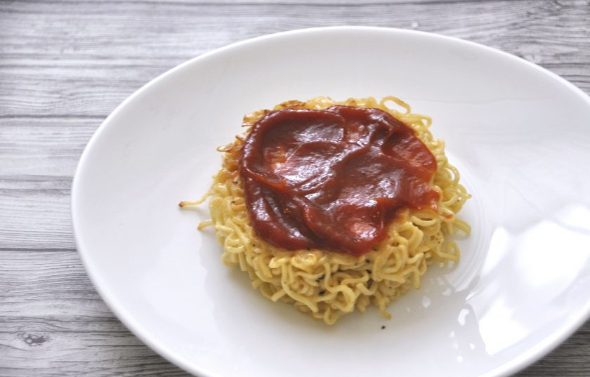 1. Этап. Рамен-бургер: Приступите к сборке рамен-бургера, лапшу смажьте томатным соусом.