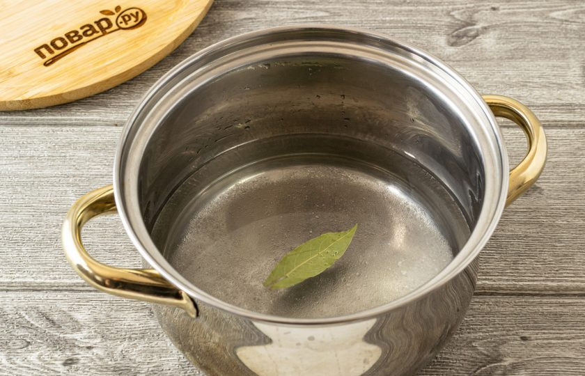 1. Этап. Закатка арбузов: Для маринада вскипятите воду с лавровым листом, сахаром и солью. Влейте уксус, перемешайте и проварите 1 минуту.