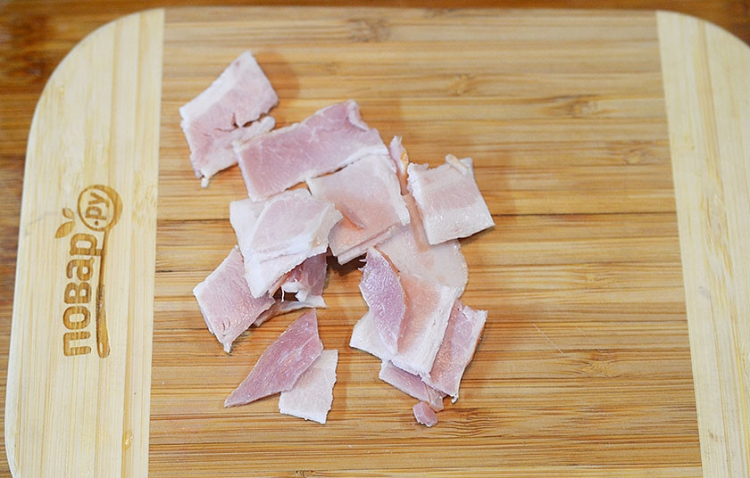 1. Этап. Цыпленок Чилиндрон по-арагонски: Бекон нарежьте.