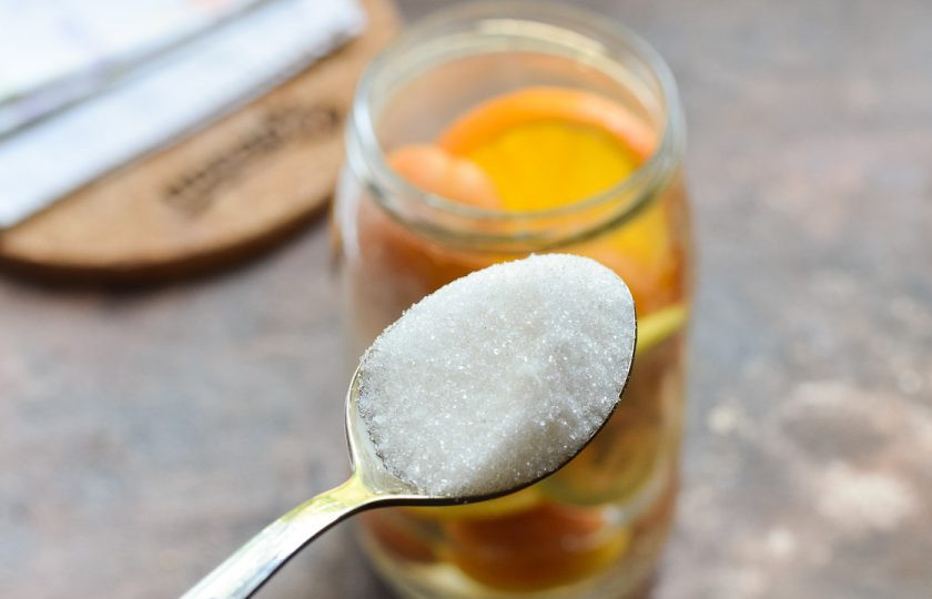 1. Этап. Фанта из абрикосов на зиму: Добавьте прямо в банку сахарный песок.