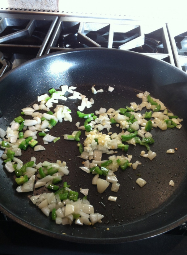 1. Этап. Соус для мидий в створках: 1. Все овощи и зелень вымойте и мелко порубите. Обжарьте лук, чеснок и острый перец в разогретом оливковом масле.