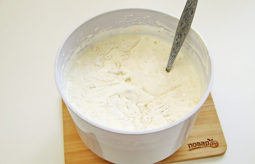 1. Этап. Бисквит для торта в мультиварке: Вмешайте муку в тесто ложкой или лопаткой, движениями снизу вверх.