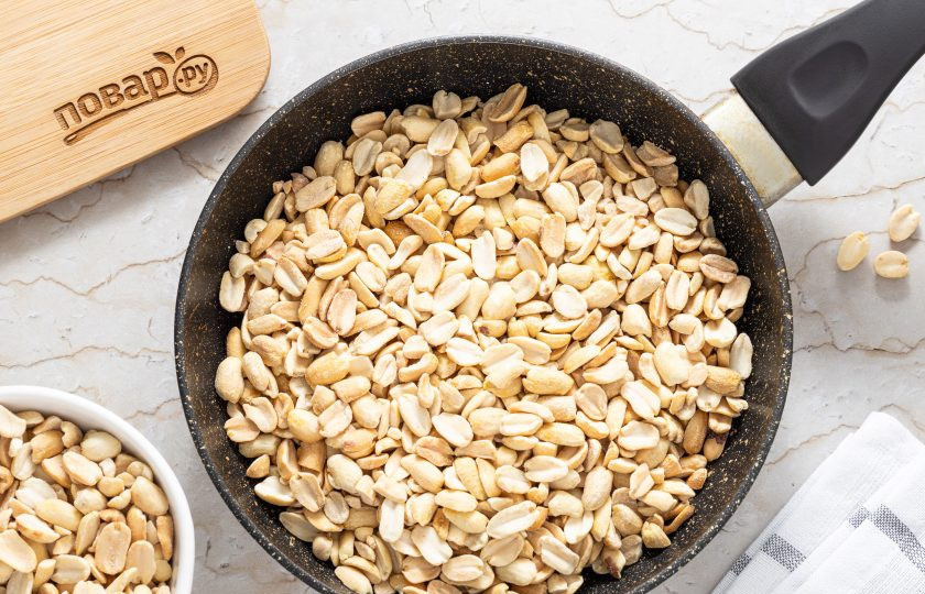 1. Этап. Кето-арахисовая паста: Арахис обжарьте в сковороде пока он не приобретет равномерный золотистый цвет.