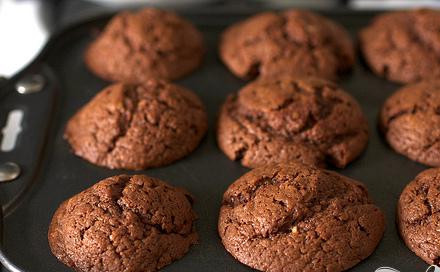 1. Этап. Шоколадные кексы с йогуртом: 3. Разделить тесто среди отделений формы и выпекать в течение 20-25 минут, пока зубочистка, вставленная в центр, не будет выходить чистой. Затем вынуть из духовки и остудить на решетке.