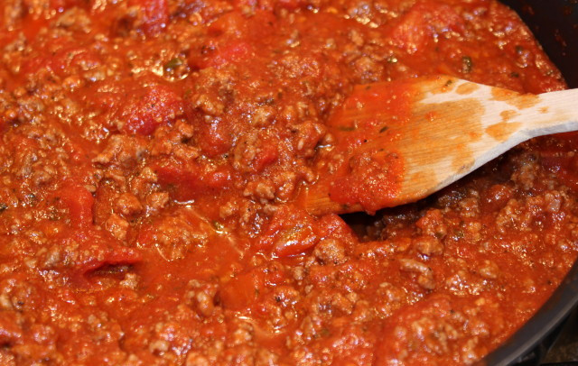 1. Этап. Спагетти с фаршем и томатным соусом: Минут через 5 после начала жарки добавьте томатную пасту. Постоянно помешиваем.