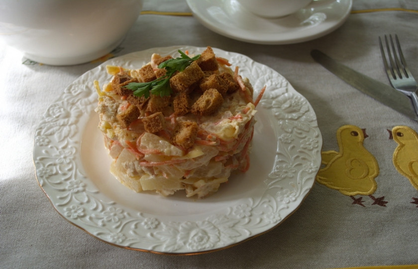 1. Этап. Салат Озорной цыпленок: Салат заправьте майонезом и поставьте в холодильник. Пока он там охлаждается, приготовим сухарики. Для этого белый хлеб нужно нарезать на кусочки. Срежьте с каждого корочку, а мякоть нарежьте небольшими кубиками. Подсушите их на сухой сковородке или в духовке. Выложите салат на тарелку. Посыпьте сухариками.